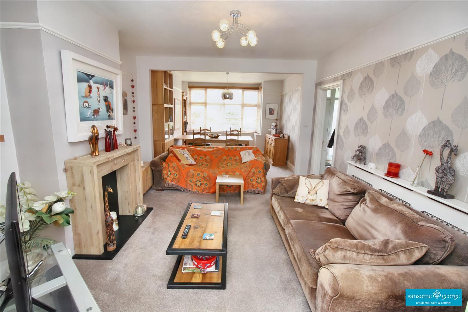 3 bed property in Woodland Drive, Reading